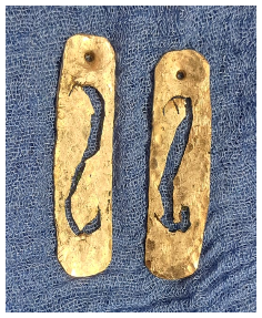 Dos piezas artesanales de acabado dorado con textura irregular
